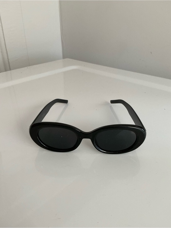 Woven Pieces Accessories - Black Oval Women’s Sunglasses - Classic Chic